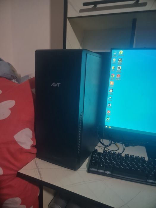 Kompyuter sotiladi polni komplekt.