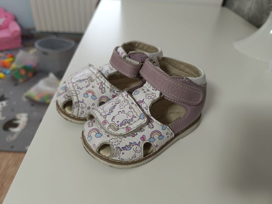 Продам летние сандали для девочки