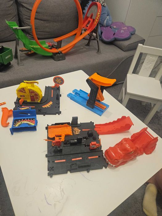 Продават се всички Hotwheels писти и Hotwheels city части за 45лв