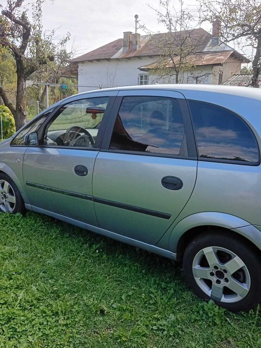 Vand autoturism Opel Meriva bine intretinut!
