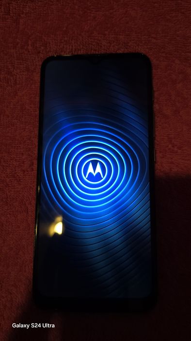 Продавам Motorola moto E 20
