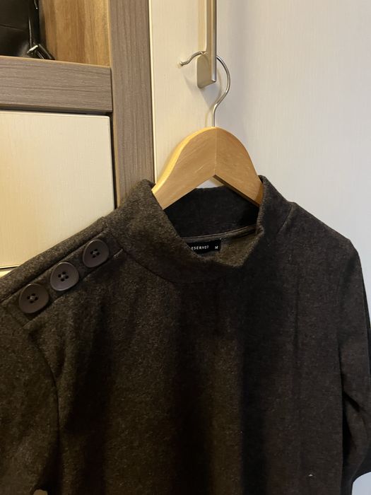 Нежна блуза в сив цвят с 7/8 ръкав на марката Rezerved