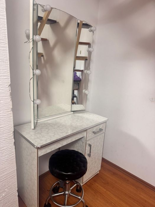 Masă de toaletă cu oglinda