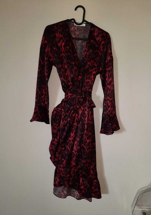 Елегантна червена рокля