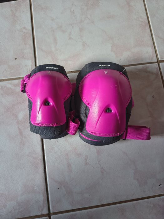 Cotiere, genunchiere fetițe