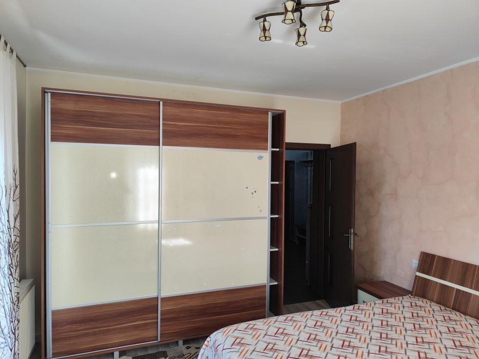 Închiriez apartament cu 2 camere