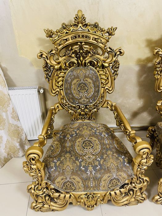 Canapea regala + 3 scaune + masa mica