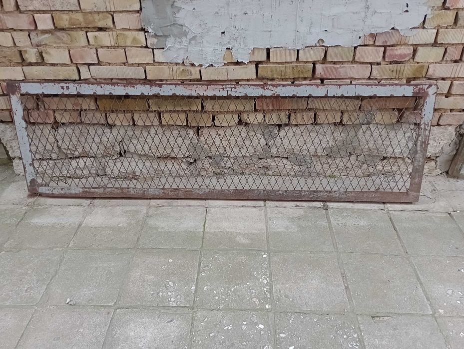 Метална решетка  подходяща за вратичка или преграда,за двор.