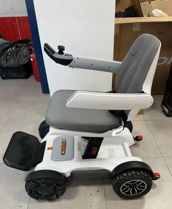 Scaun pentru persoane cu dizabilitati  Robooter X40