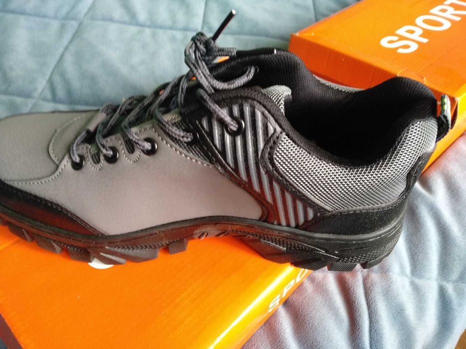 De vânzare adidași noi