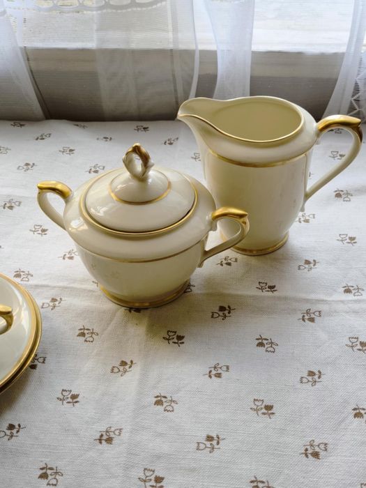 Чаши за чай, захарница и каничка