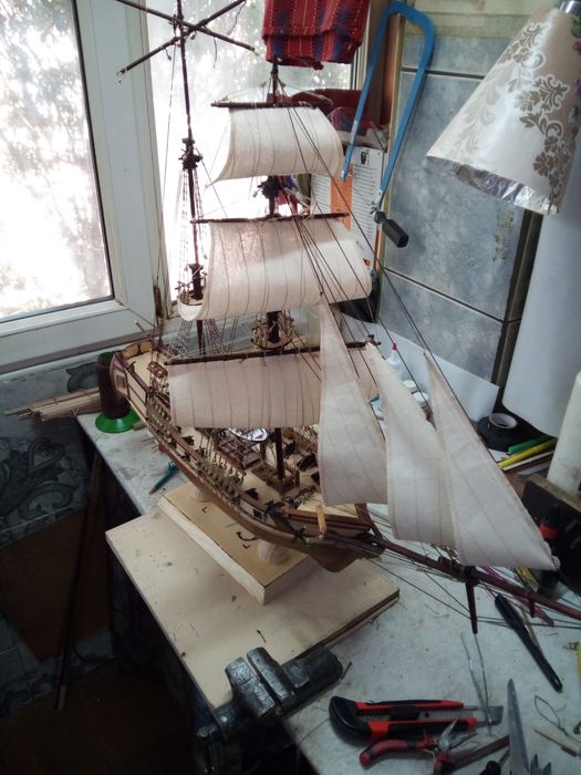 Corabie de lemn model „Galeon Pirat” – construită manual, scară 1:80