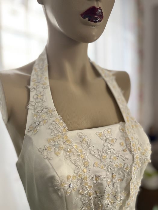 Rochie de mireasa purtata odata. Aplicatii cusute manual