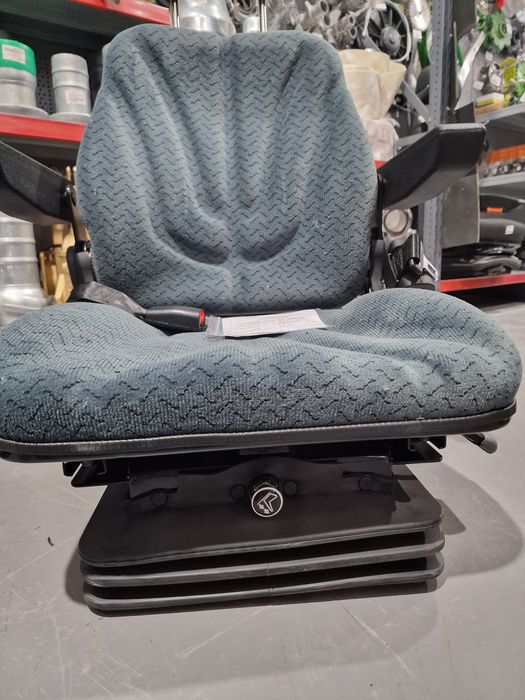 Scaun pneumatic tractor utilaje agricole cu compresor incorporat preț