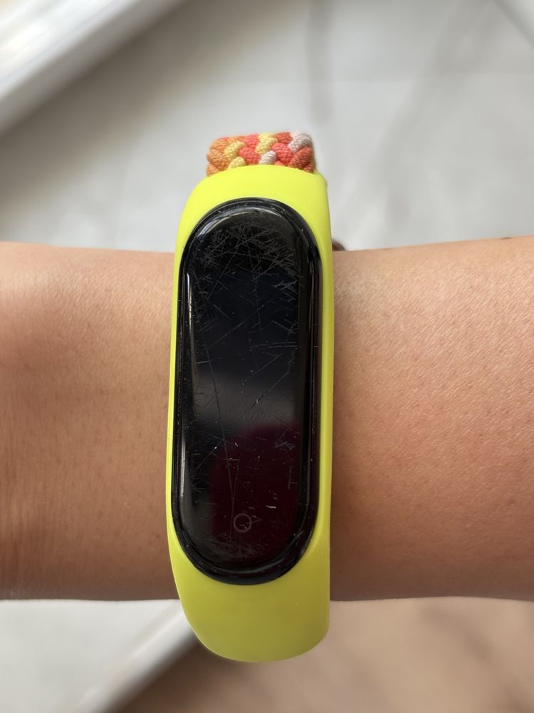 Mi Band 4 самый миниатюрный (рабочий, заряд держит, отдам быстро)