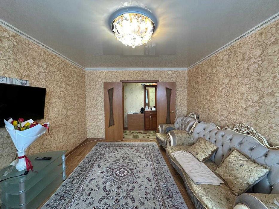 -Продам уютную  3 комн на 9 микр-не. Этаж средний! Теплая! Лоджия!