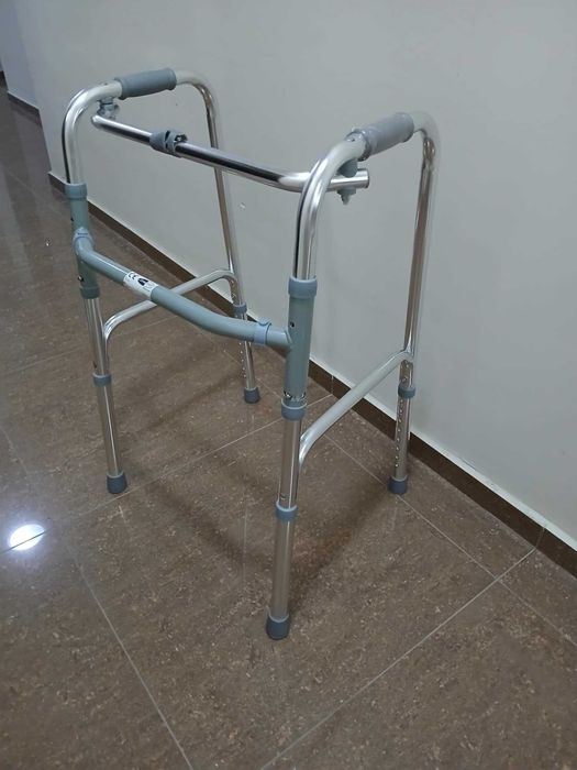 Сгъваема крачеща проходилка