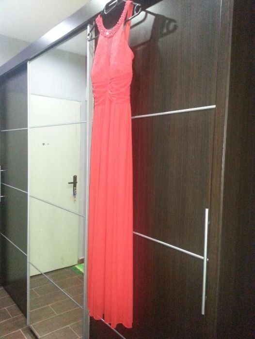 Елегантна червена рокля. Носена е само веднъж.