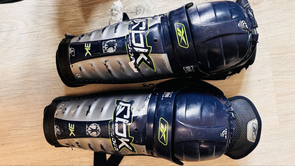 Vand costum complect  hockey folosit stare buna