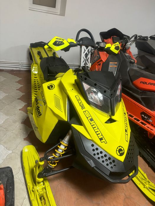 Snowmobil ski doo 800R summit