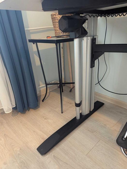 Електрическо бюрo с регулируема височина, цена 350лв