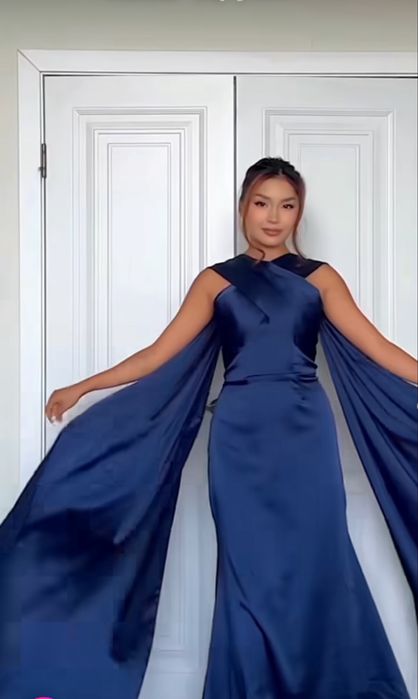 Новое атласное платье в синим цвете