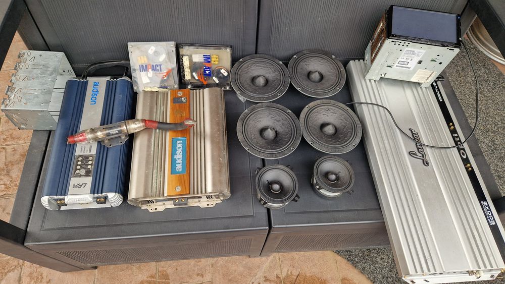 Продавам усилватели и мултимедия за кола