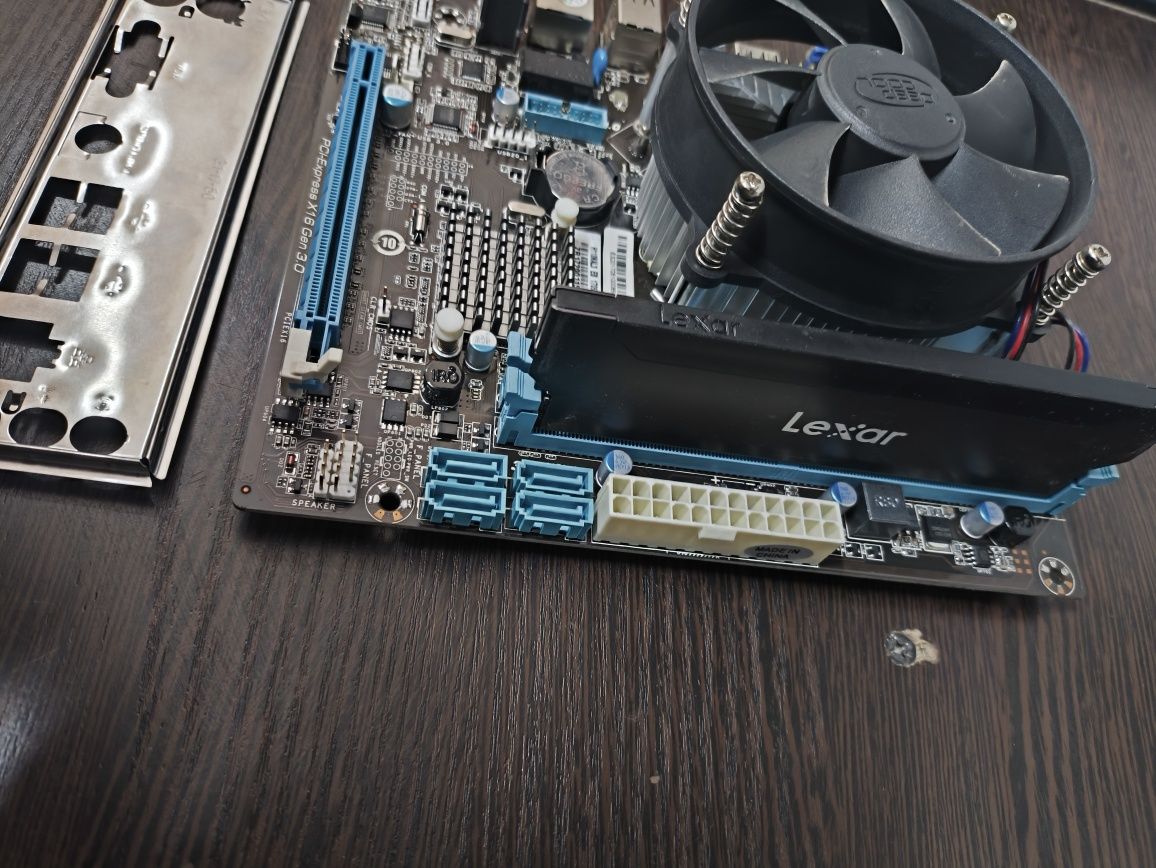 Esonic H110+i5 7400+Lexar 8Gb