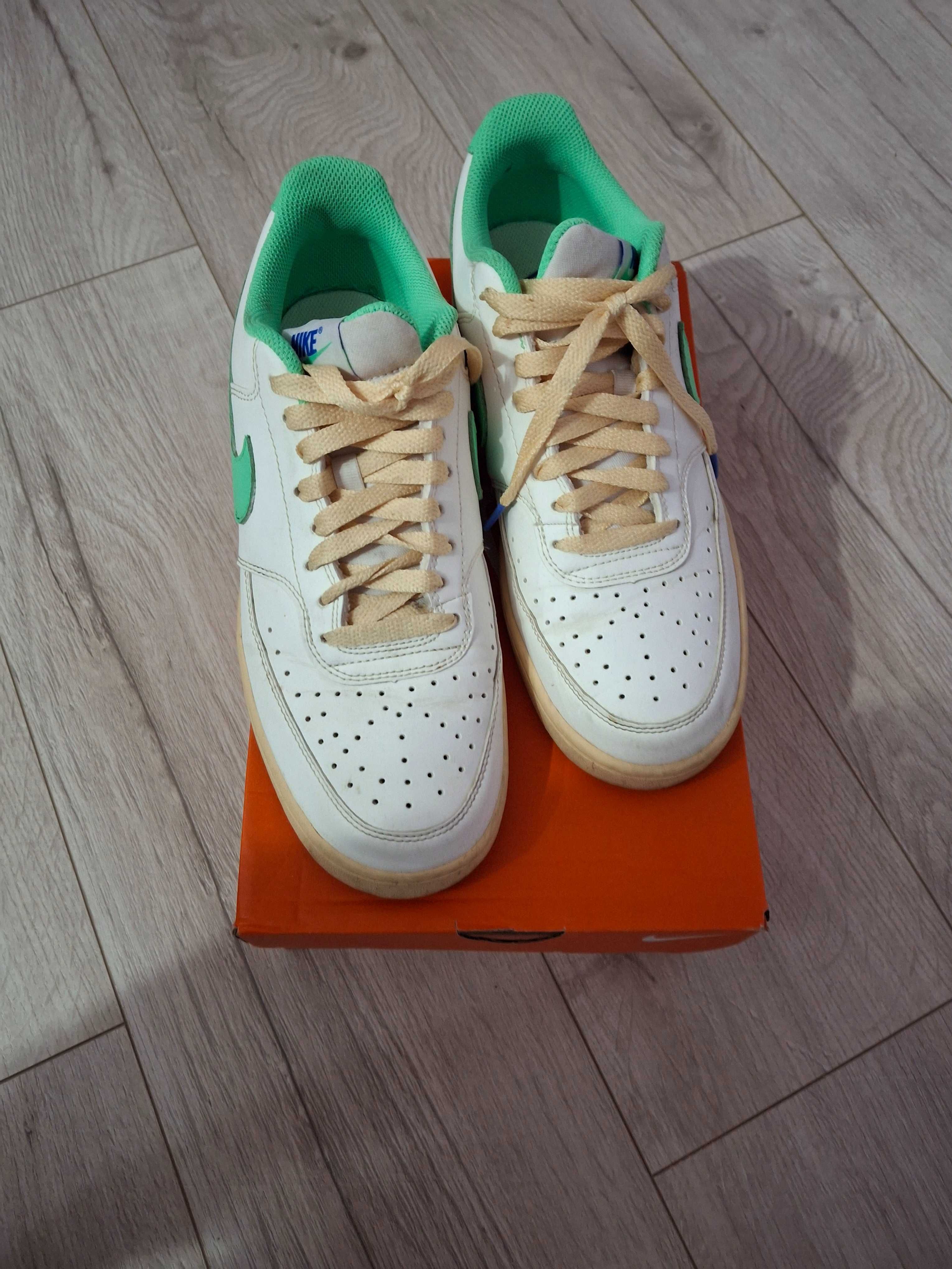 Nike court vision обувани са 2-3 номер 42,5 в отлично състояние.