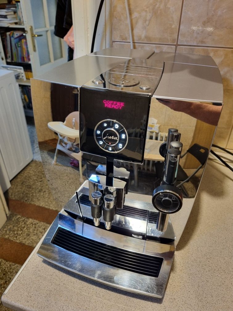 Vând aparat de cafea automat Jura J9