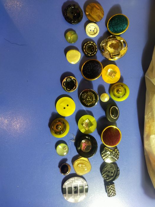 Продам пуговицы новые разные