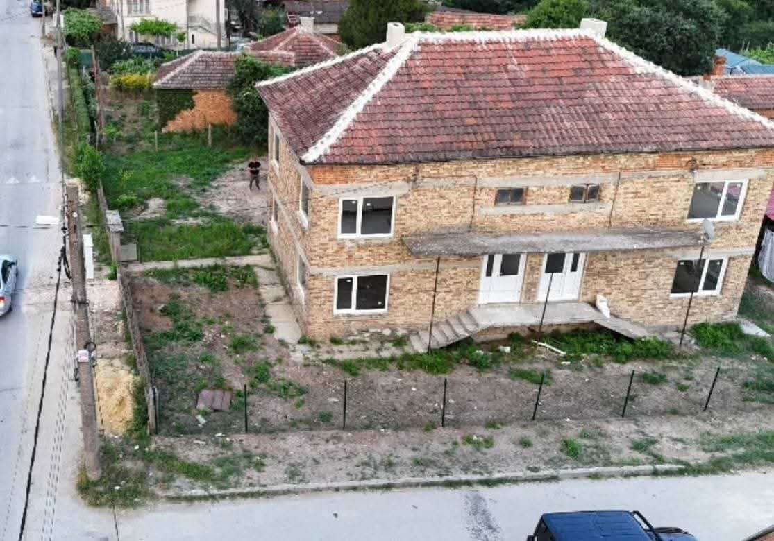 Продава се двуетажна масивна къща