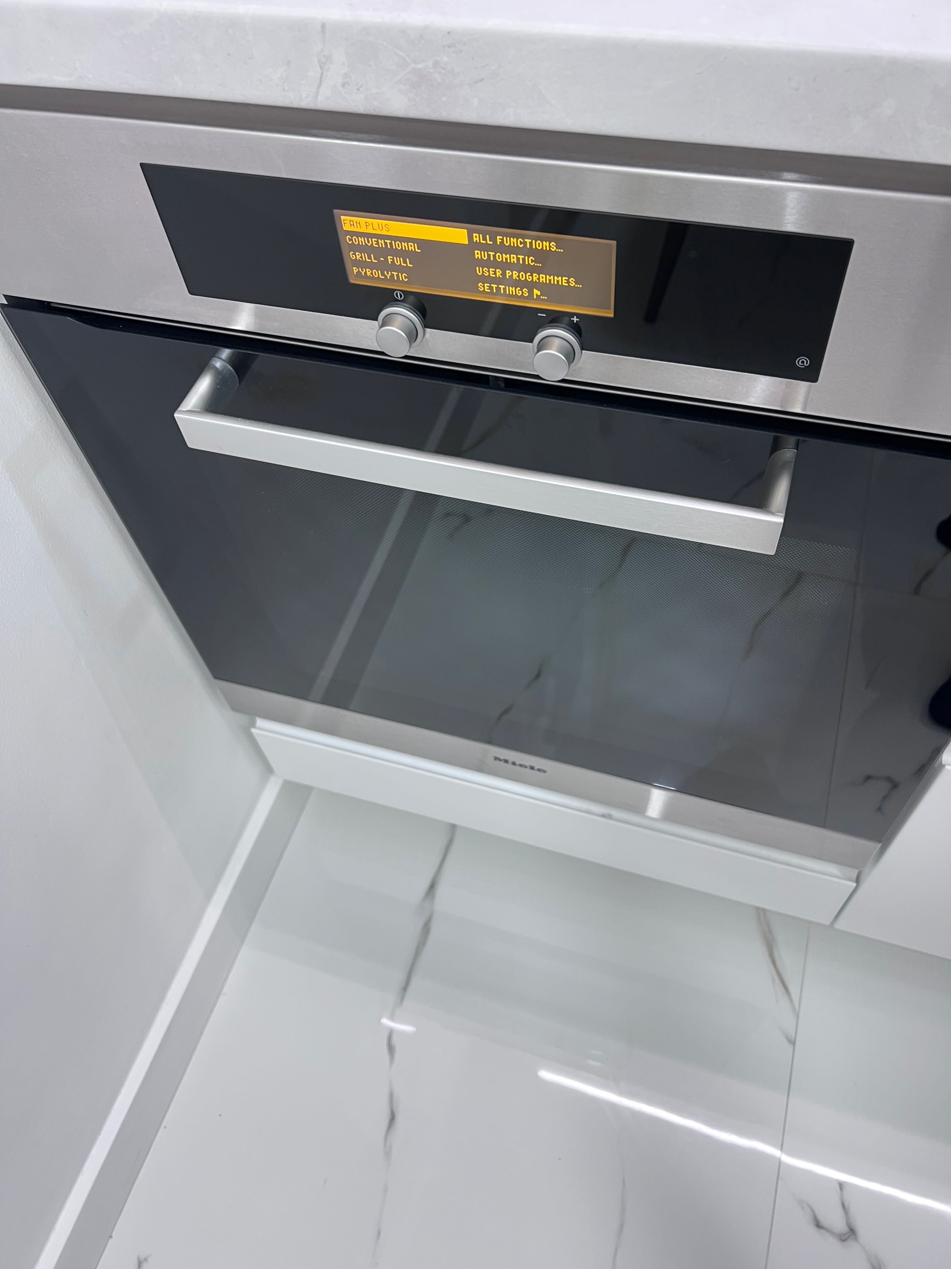 Cuptor inclus in mobila Miele