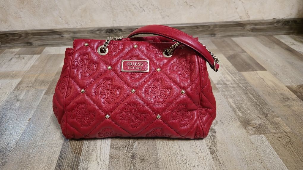 Дамска чанта на guess