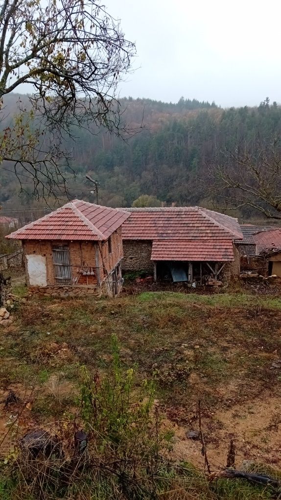 Къща с двор в края на селото