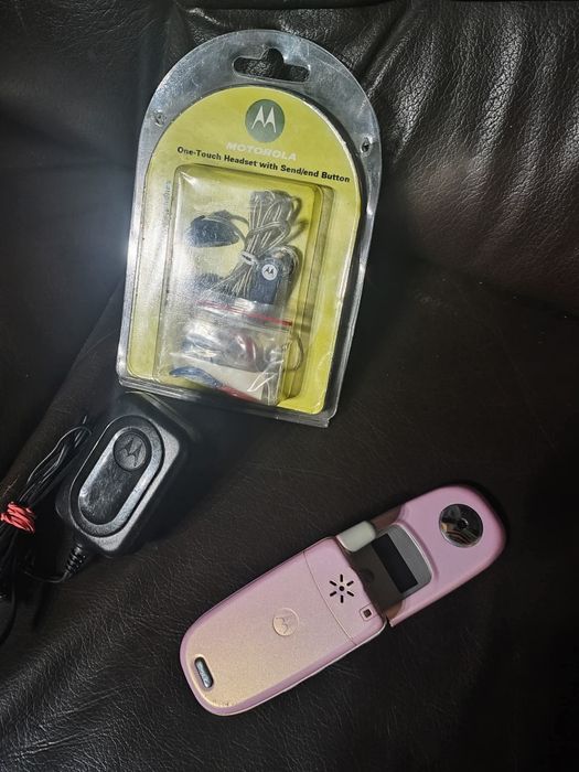 Motorola v220+accesorii originale Motorola ( decodat, frumos)