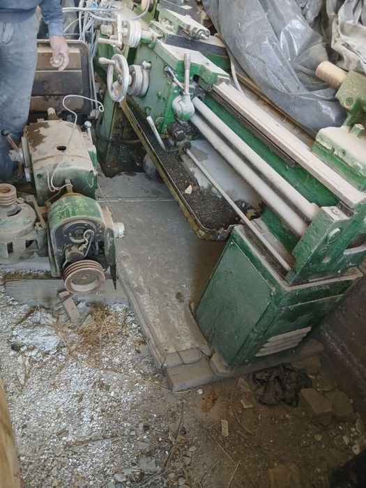 Токарный 3 та станок  сотилади