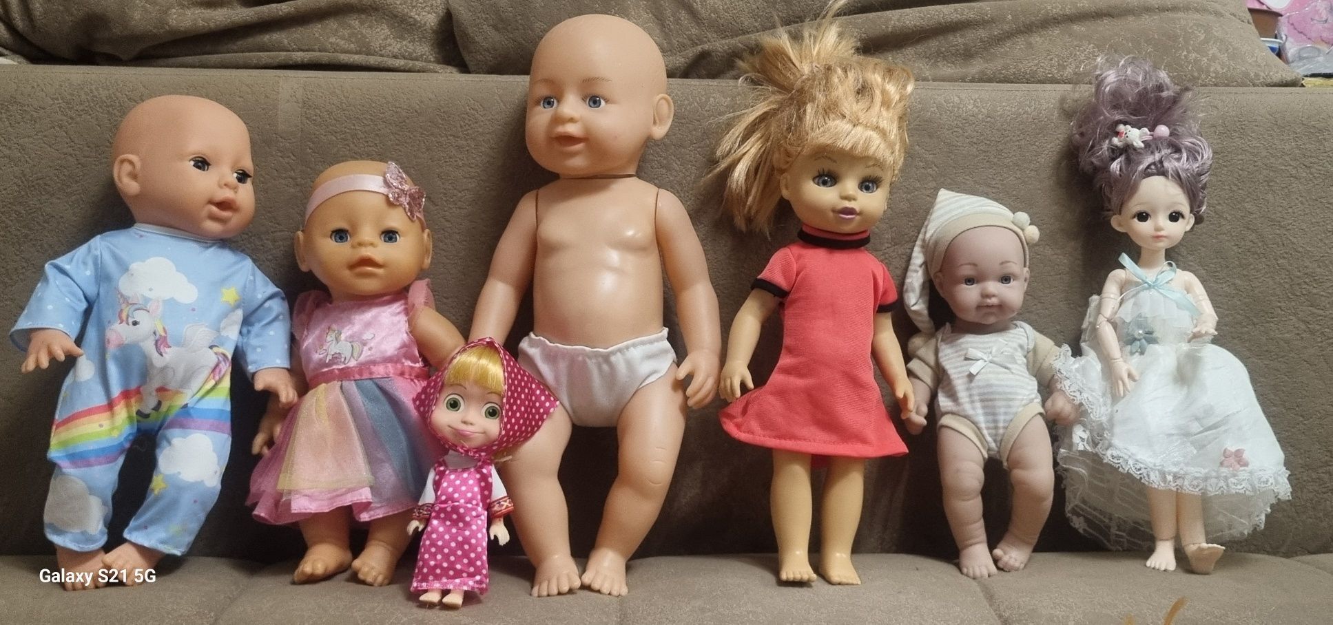 Продам куклы в отличном состоянии  и посуду дет.