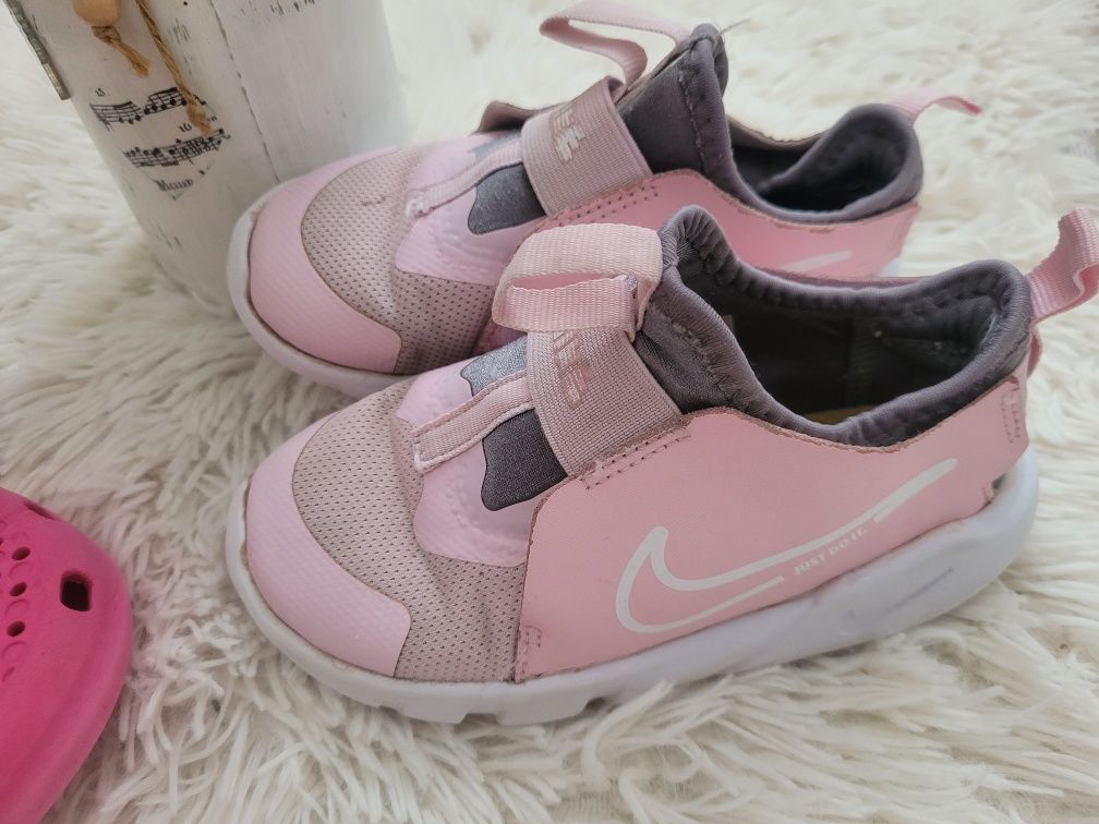 Розови маратонки NIKE за момиченце 27 номер  и розови кроксове  26 ном