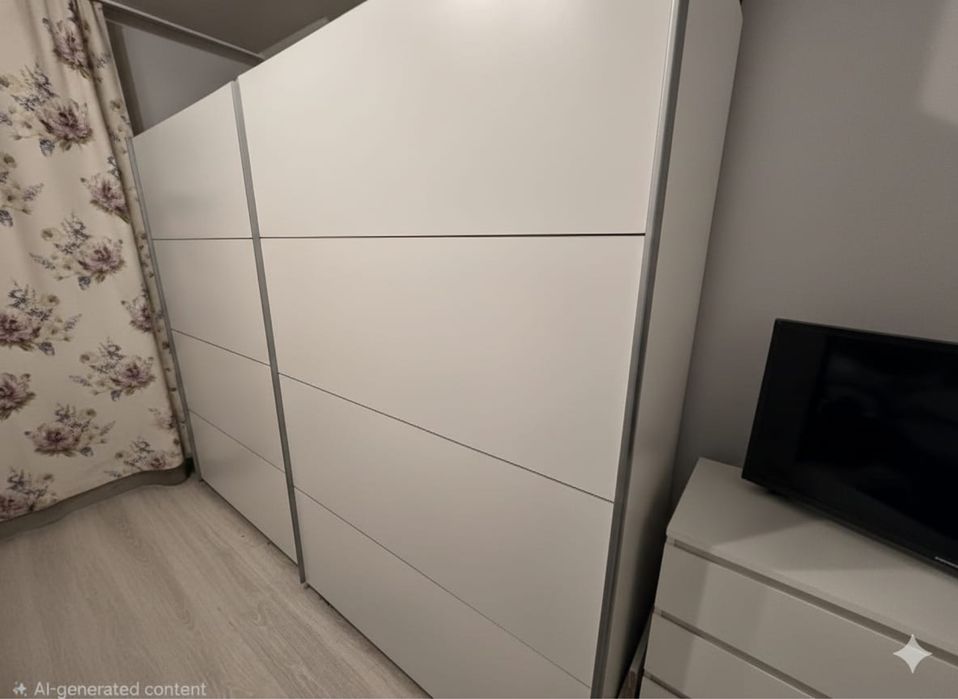 Vand dulap alb in stare foarte buna