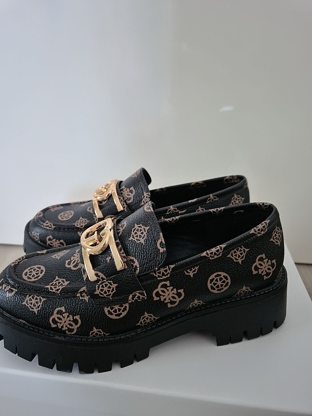 Guess мокасини 37 номер
