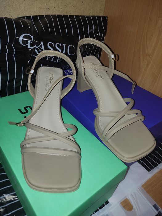 Элегантные босоножки на устойчивом каблуке!