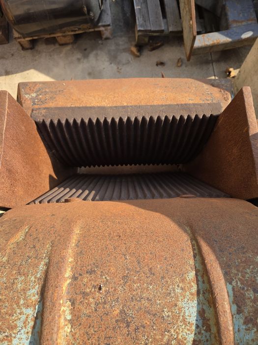 Concasor cu falci 600×250 MEM