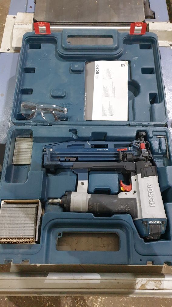 BOSCH GSK 64 Pistol pneumatic de impuscat cuie + 2 pachete cuie Bosch