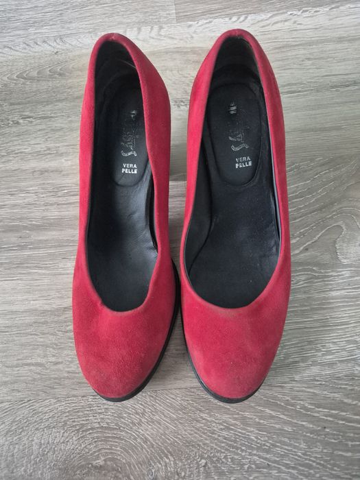 Червени обувки велур