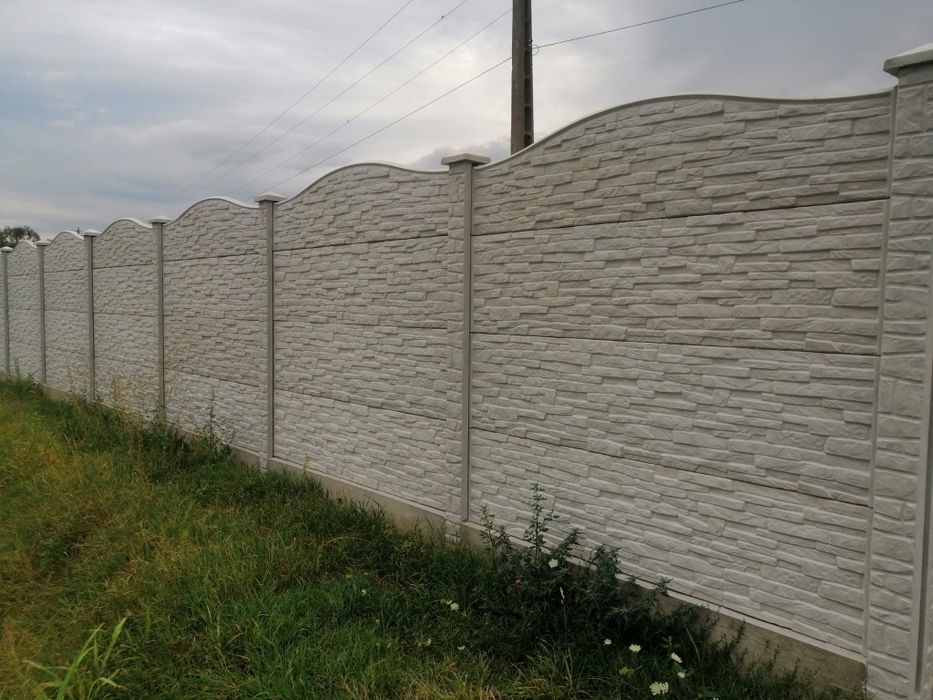 Plăci gard beton Botoșani 
Dimensiune placă : 200×50cm Grosime 4