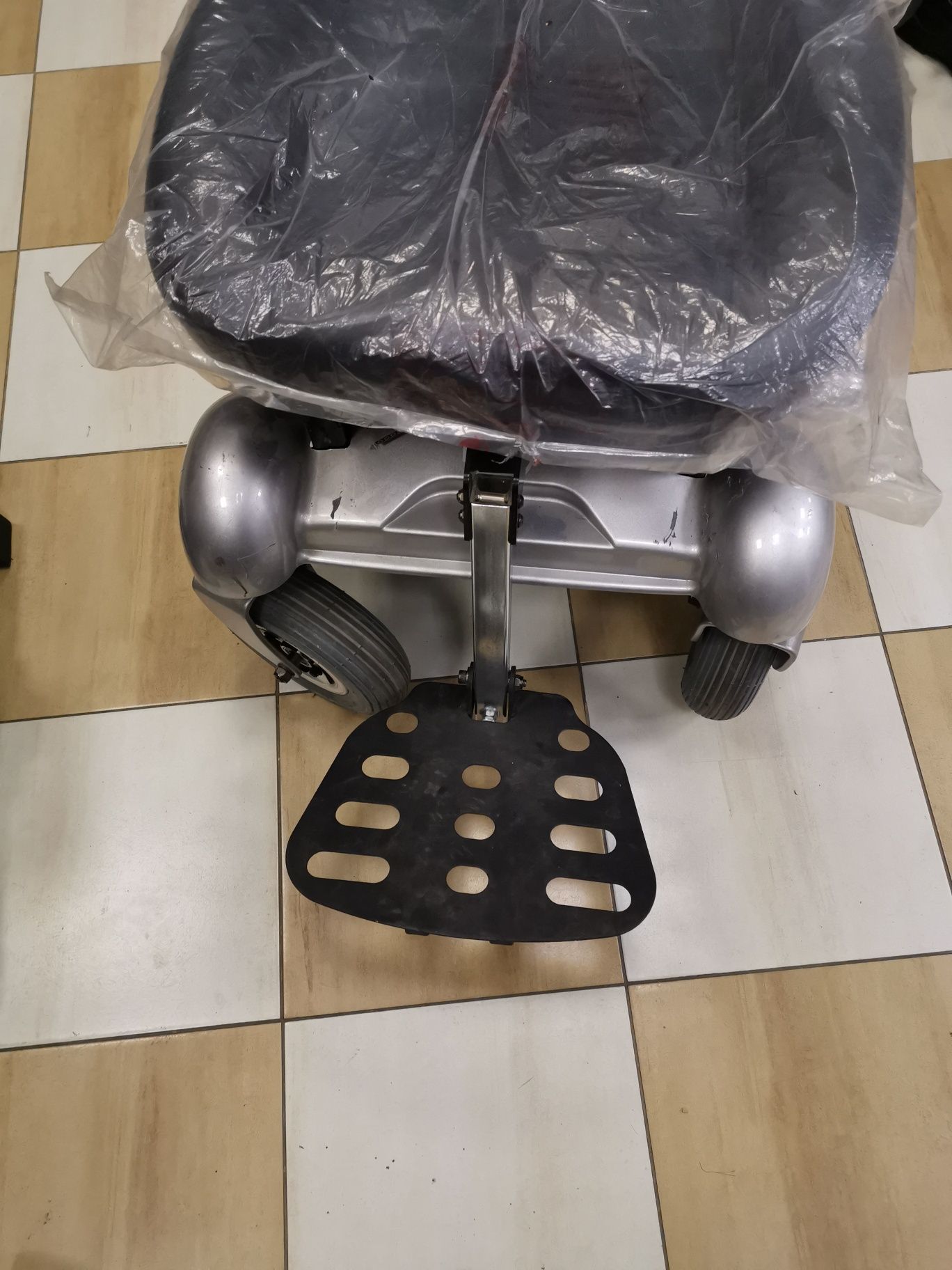 Carucior electric pentru persoane cu dizabilitati Viego A