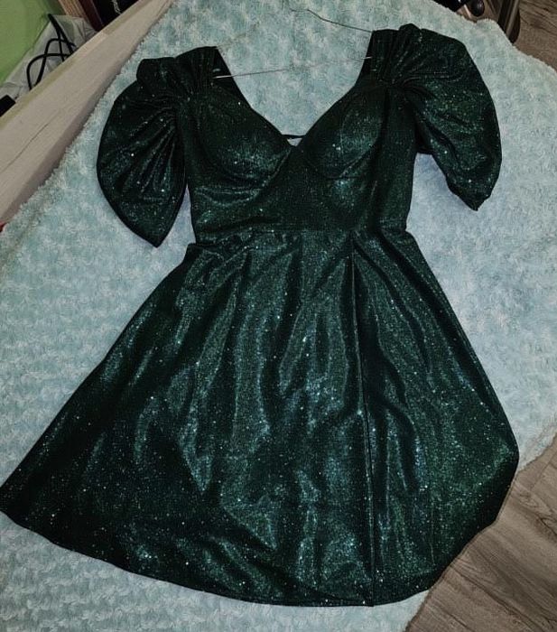 Официална рокля,тъмнозелена,цялата в брокат.