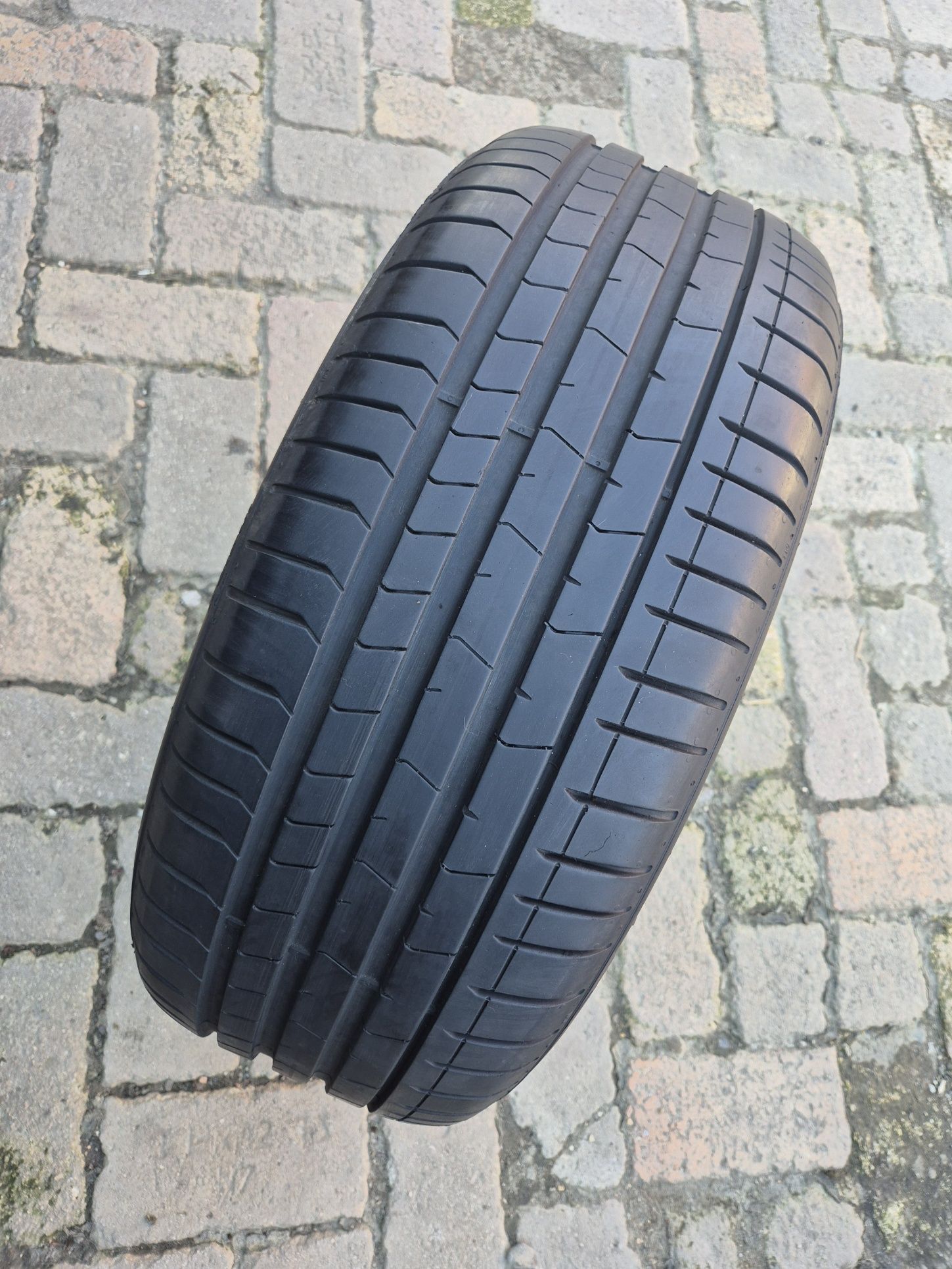 O bucată 245/45 R18 vară - una Pirelli