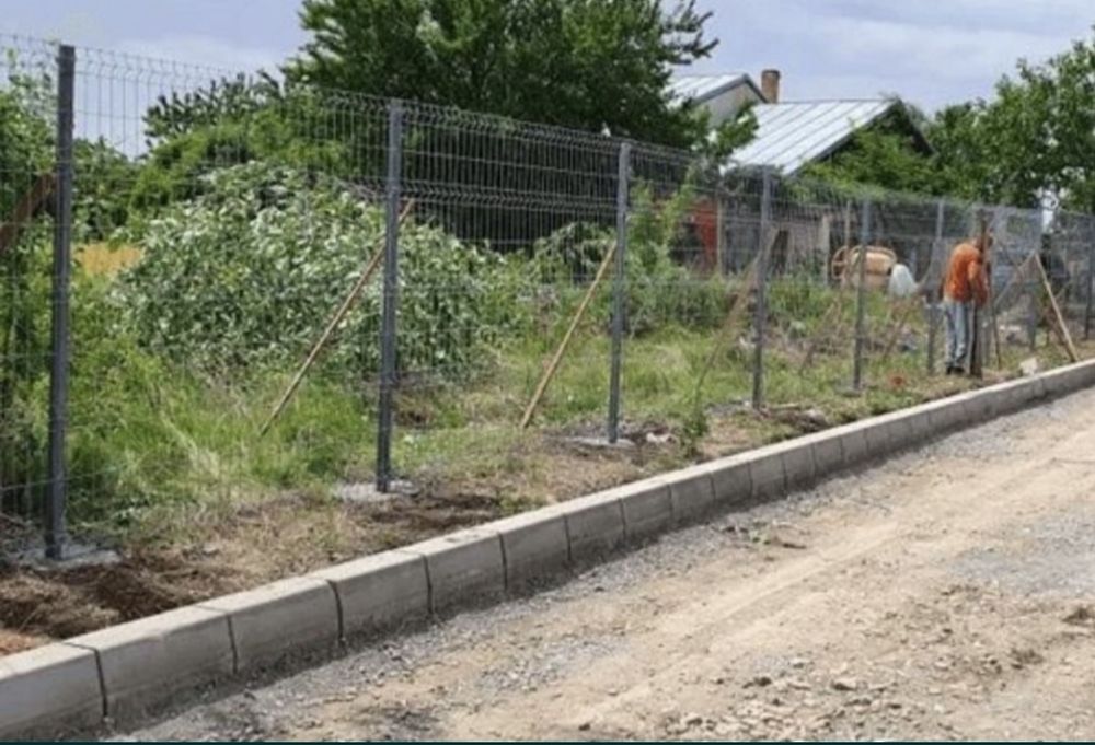 Facem garduri din plasă bordurată